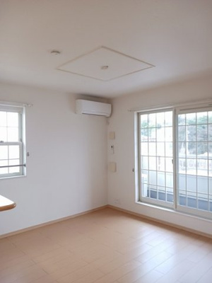 【居間・リビング】 | メゾンフローラⅡ | ゆったり過ごせる居間です