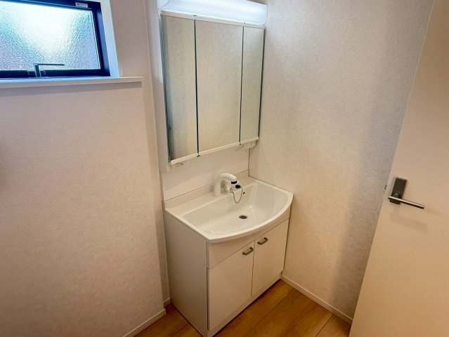 川口市安行小山第2　新築一戸建て　１号棟の独立洗面台|朝の支度にも助かる、独立の洗髪洗面化粧台