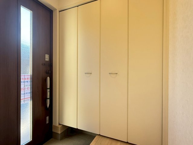 川口市安行小山第2　新築一戸建て　１号棟の玄関|収納もある玄関です