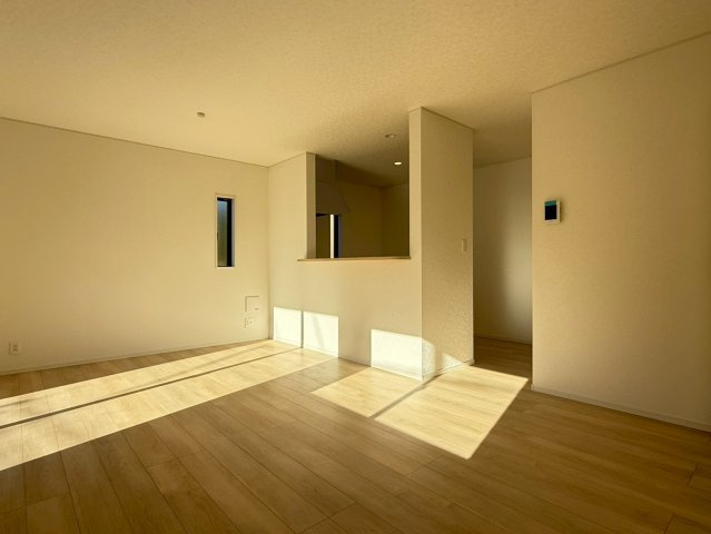 川口市安行小山第2　新築一戸建て　１号棟の居間・リビング|ゆったりとした居間です