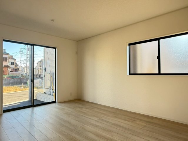 川口市安行小山第2　新築一戸建て　2号棟の居間・リビング|使いやすい居間です