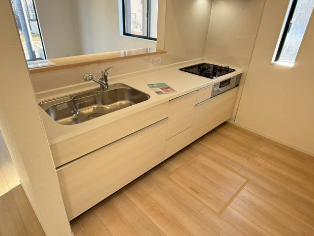 川口市安行小山第2　新築一戸建て　2号棟のキッチン|コンパクトなキッチンで掃除もラクラク