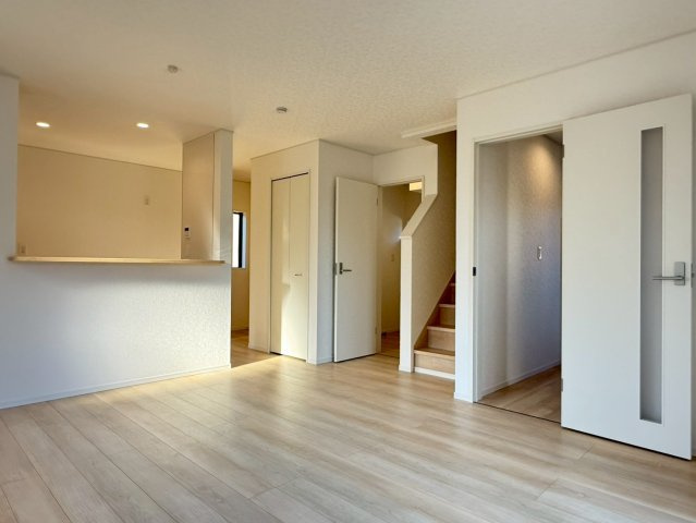 川口市安行小山第2　新築一戸建て　2号棟の居間・リビング|使いやすい居間です