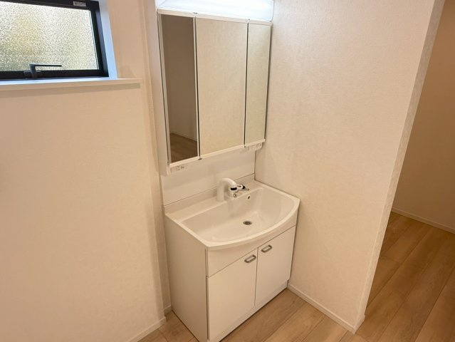 川口市安行小山第2　新築一戸建て　3号棟の独立洗面台|朝の支度にも助かる、独立の洗髪洗面化粧台