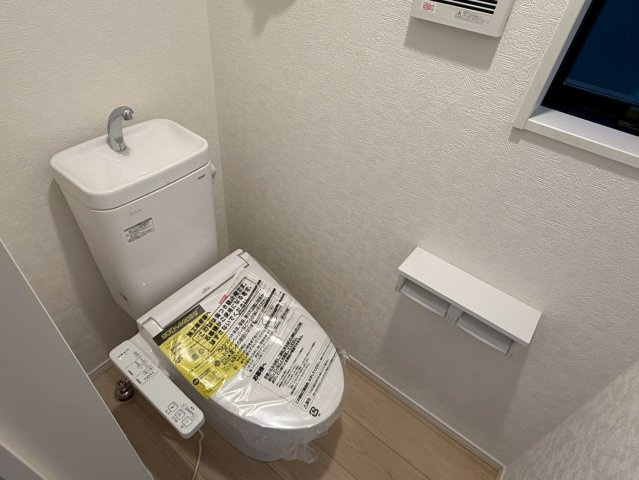 川口市安行小山第2　新築一戸建て　4号棟のトイレ|ゆったりとした空間のトイレです