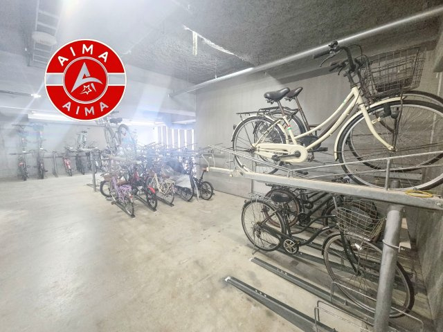 アイランドタワースカイクラブC棟　5階の駐輪場|屋根付きの駐輪場で、自転車を雨から守れます。