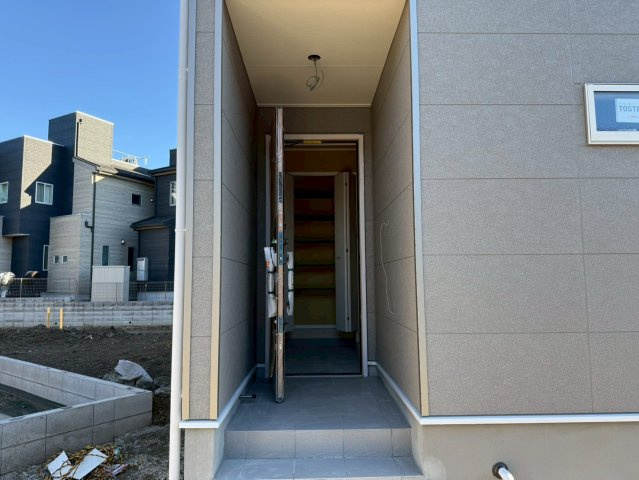 川口市安行小山第2　新築一戸建て　1２号棟の玄関|収納もある玄関です