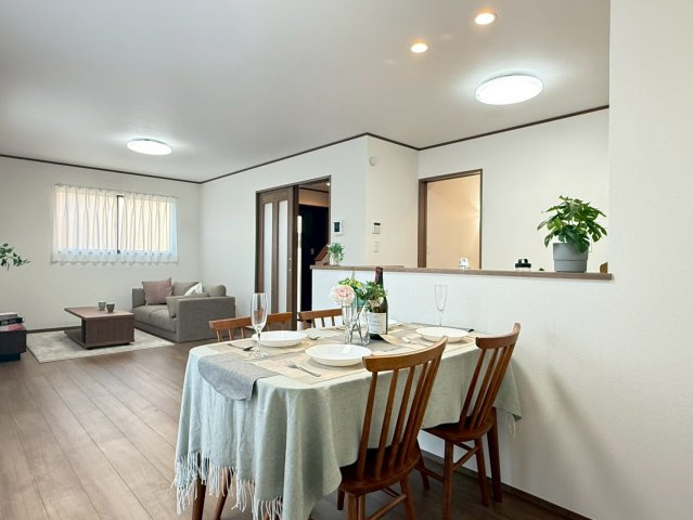 川口市安行小山　新築一戸建て　E号棟の居間・リビング|使いやすい居間です