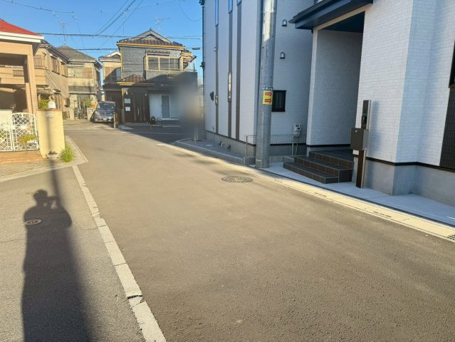 川口市安行小山　新築一戸建て　E号棟の前面道路含む現地写真|前面道路含む現地写真です