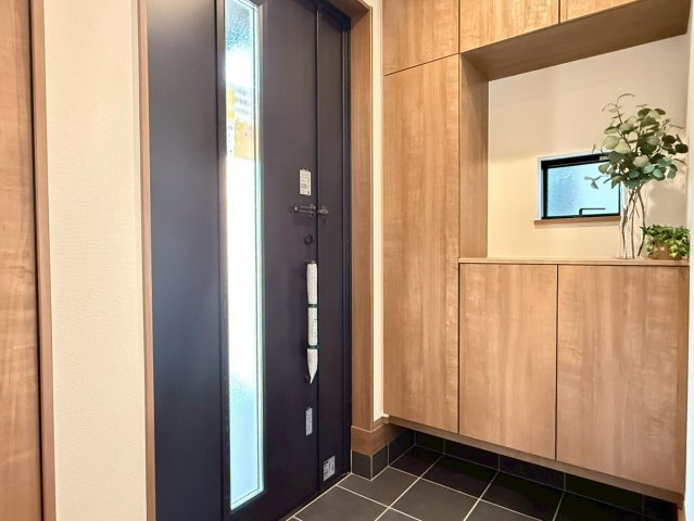 川口市安行小山　新築一戸建て　E号棟の玄関|落ち着いた玄関です