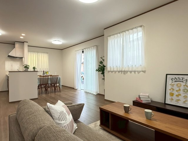 川口市安行小山　新築一戸建て　E号棟の居間・リビング|ゆったり過ごせる居間です