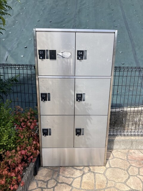 アースガーデンＳＯＪＡのエントランス|宅配ボックス