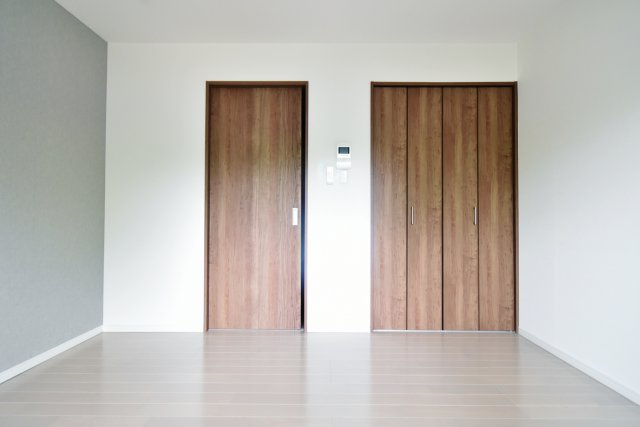 ドエル小松SOUTHの居間・リビング|白が基調　清潔感