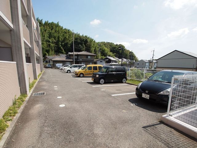 ラフォーレ三郷弐番館の駐車場