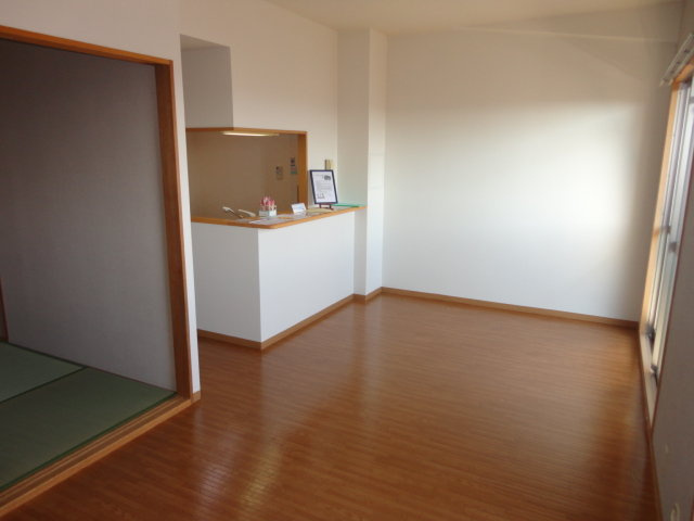 ラフォーレ三郷弐番館の居間・リビング