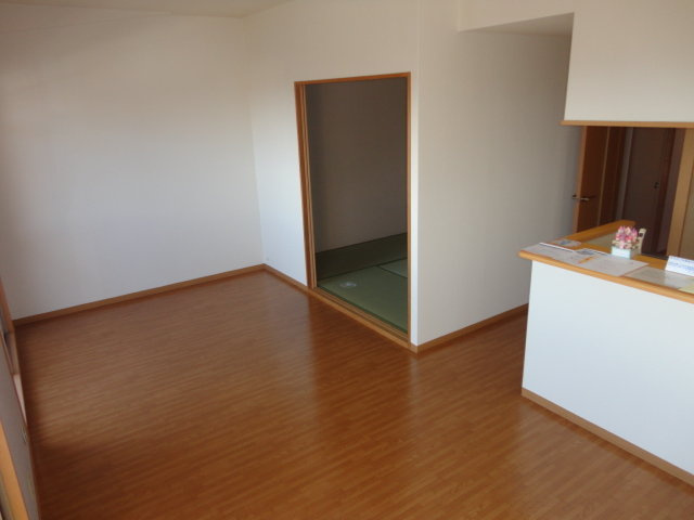 ラフォーレ三郷弐番館の居間・リビング