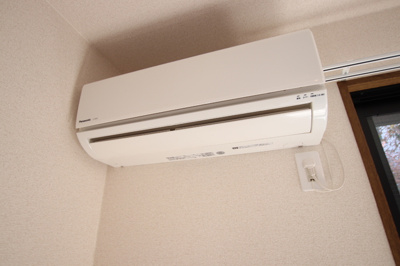 四季を快適に過ごせるエアコン付