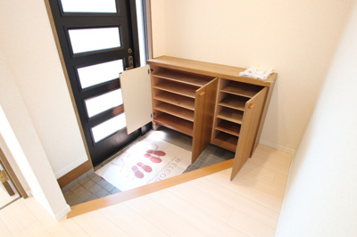 玄関横には下駄箱付