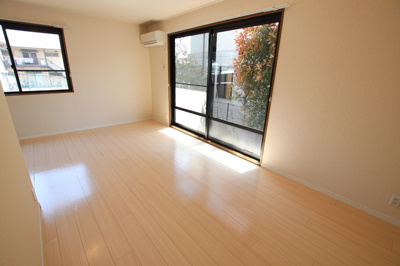 2面採光・エアコン付のリビング