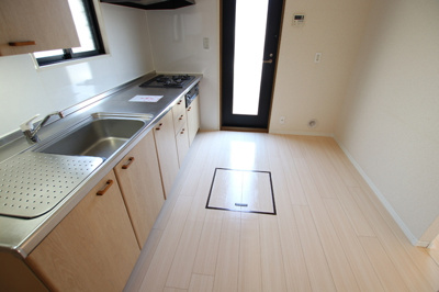 窓がある明るいキッチンスペース