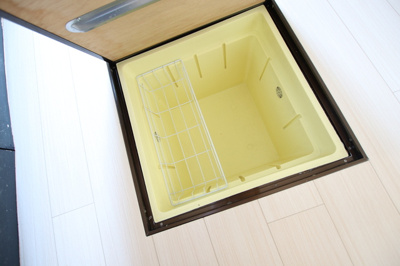 キッチンには嬉しい床下収納付。