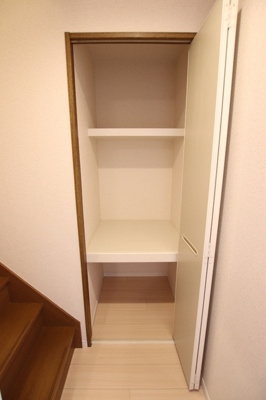 階段横にも収納スペース付です。