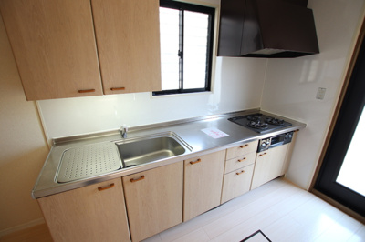 3口ガスコンロ・グリル付のシステムキッチンでお料理もはかどります。