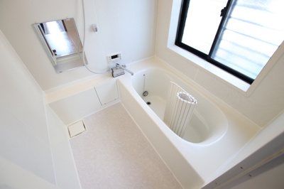 便利な追焚き機能付の明るい浴室