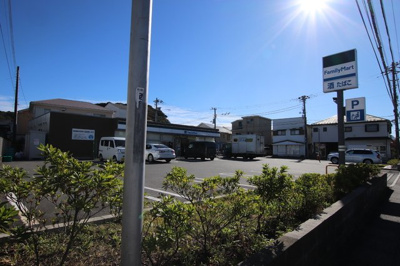 ファミリーマート鎌倉津店まで400m