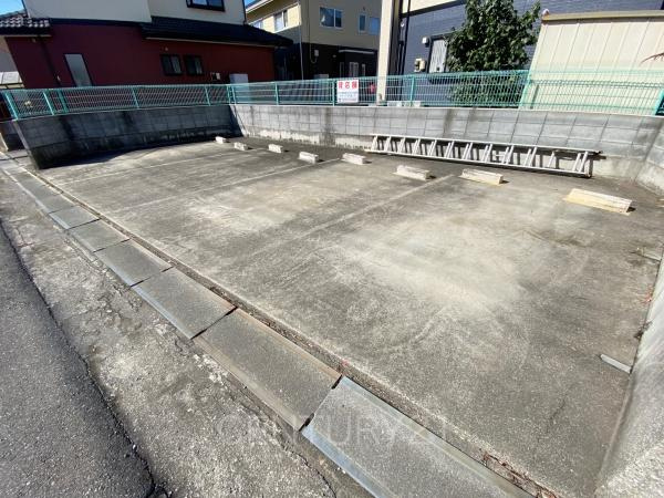伊勢崎市境店舗付き中古住宅の駐車場