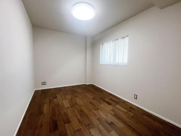 バースシティ・ザ・マーク鷺沼の洋室|白とナチュラルの落ち着いたカラーセレクトです