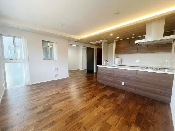 バースシティ・ザ・マーク鷺沼の居間・リビング|みんなが集うLDKはあたたかい日差しが入り込み、自然と楽しい会話が弾む幸せな空間に♪