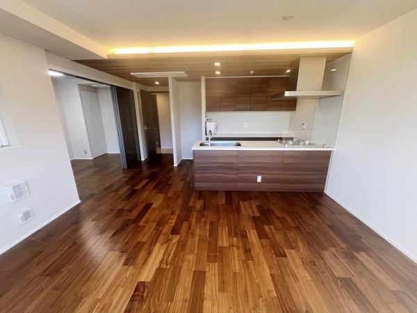 バースシティ・ザ・マーク鷺沼の居間・リビング|窓からの日差し・風・すべてが心地よくゆったりとした時間を過ごせます♪