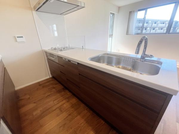 【キッチン】 | バースシティ・ザ・マーク鷺沼 | キッチンスペースは広々しており、調理の効率が上がる３口コンロに、食洗器もついており、家事もはかどります♪