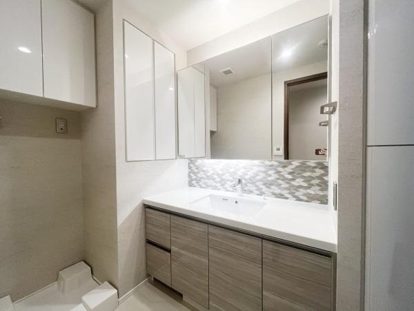 【独立洗面台】 | バースシティ・ザ・マーク鷺沼 | 十分な大きさの洗面台は収納力大。身だしなみチェックや歯磨きなど、朝の慌ただしい時間でも余裕とゆとりを感じられます♪