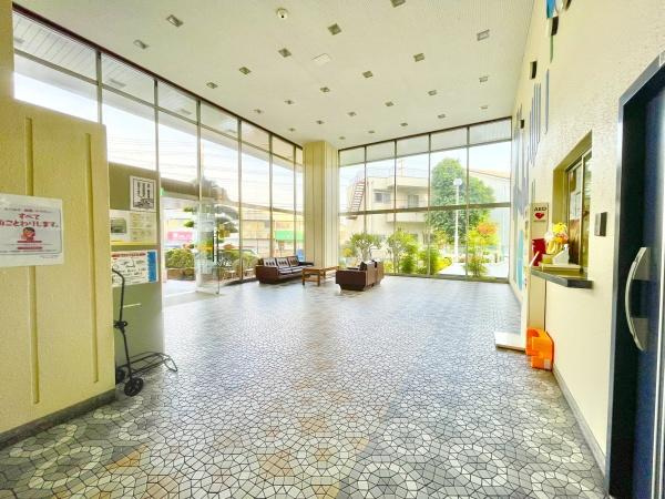 【エントランス】 | 白鷺スカイハイツ | 流行に左右されず、将来にわたって価値が継続する「上質」な佇まい。親しみやすさといった暮らしを豊かにしてくれる住空間です。