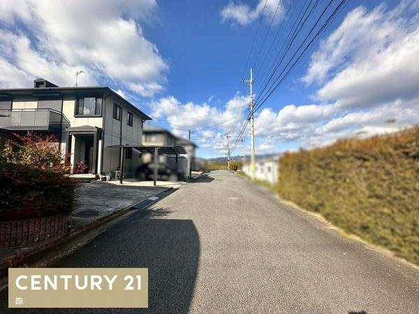 紀の川市西脇　中古戸建の前面道路含む現地写真