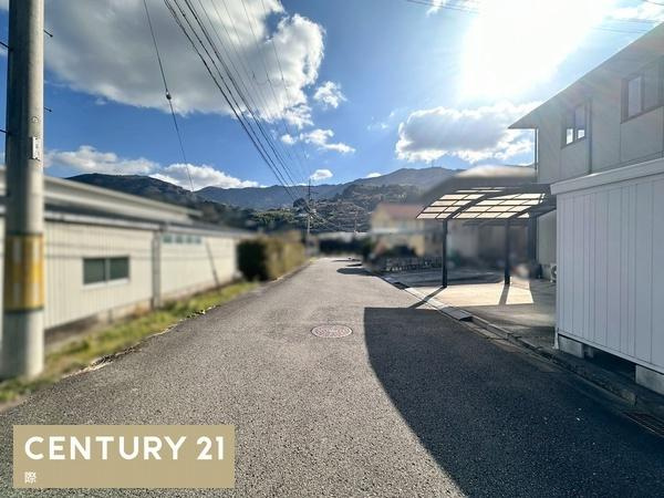 紀の川市西脇　中古戸建の前面道路含む現地写真