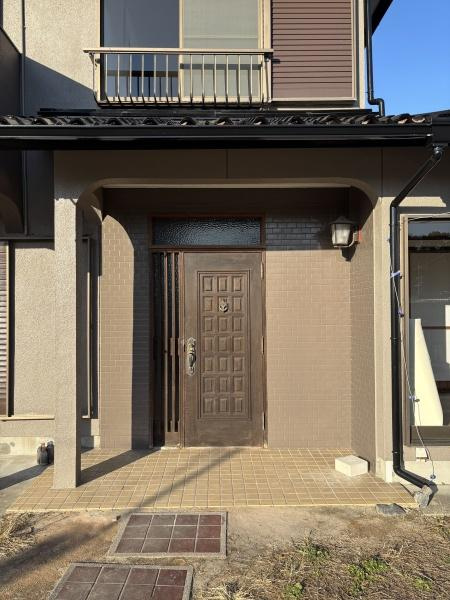 岡崎市稲熊町後田・中古戸建の玄関|訪れる人を心地よく迎え入れます。