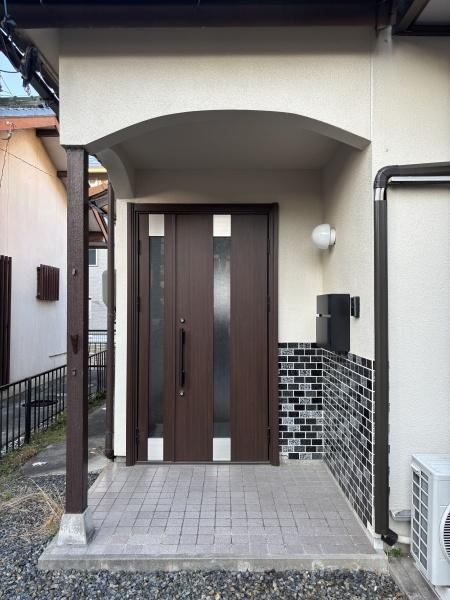 岡崎市大樹寺3丁目・中古戸建の玄関|訪れる人を心地よく迎え入れます。