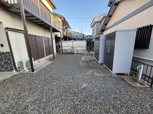 岡崎市大樹寺3丁目・中古戸建の庭|ウッドデッキやBBQ。想像が膨らむお庭