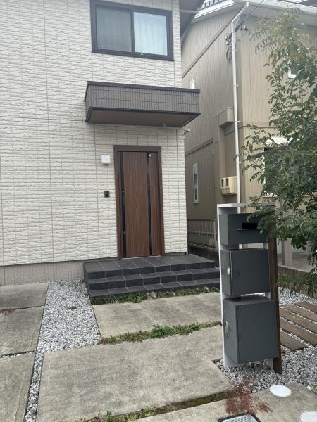 幸田町相見字四十五間・中古戸建の玄関|訪れる人を心地よく迎え入れます。