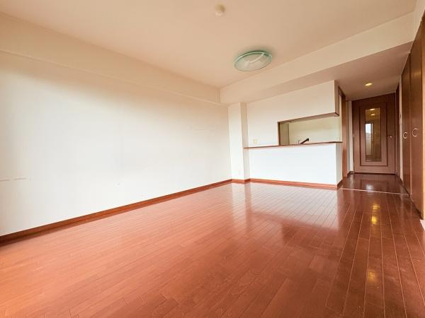 グランシティ上永谷の居間・リビング|お子さんとおしゃべりしながらお料理も。