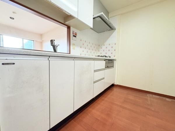 グランシティ上永谷のキッチン|リフォームで吊戸棚を取り外しても良いですし、そのままお使いになっても収納力アップです。