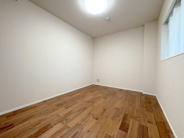 バースシティ・ザ・マーク鷺沼の洋室|日当たりの良い居室です。大きなクローゼット付き