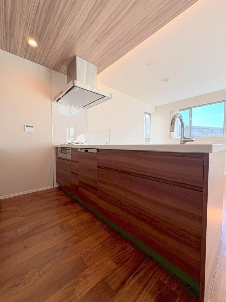 バースシティ・ザ・マーク鷺沼のキッチン|ご家族みんなで調理ができる位のスペースを実現したキッチン空間となっております。みんなで作った料理を召し上がりながらの会話は至福のひとときになるはずです。