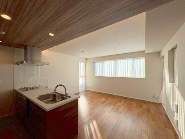 バースシティ・ザ・マーク鷺沼の居間・リビング|キッチン側から見たリビングと和室です！吹抜で窓が多く日当たり良好なのでとても開放的です！