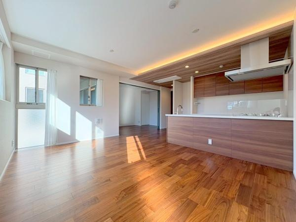 バースシティ・ザ・マーク鷺沼の居間・リビング|上質な暮らしを感じさせてくれます。毎日の暮らしの中で表情を変える場所ですが、いつもあたたかく家族を包み込んでくれる場所になるはずです。