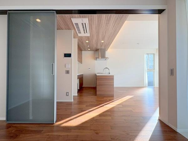 バースシティ・ザ・マーク鷺沼の居間・リビング|洋室側からのリビング・明るいです