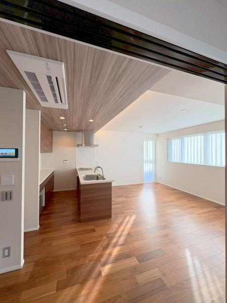 バースシティ・ザ・マーク鷺沼の居間・リビング|洋室側からのリビング・明るいです